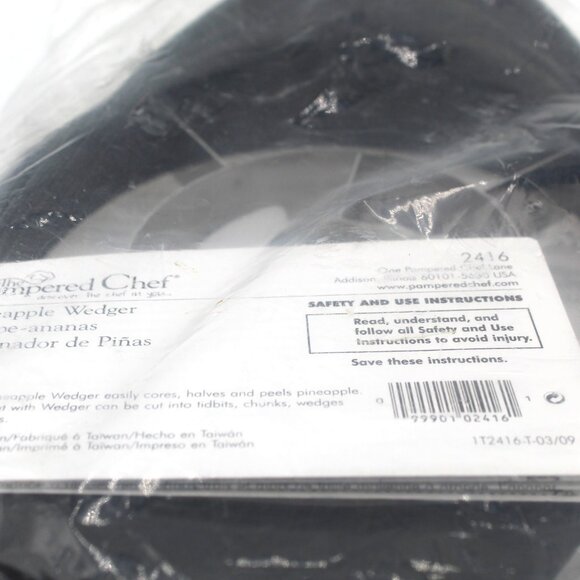 Pampered Chef Pineapple Wedger Corer Slicer With Blade Guard #2416 New Sealed - Picture 2 of 5
